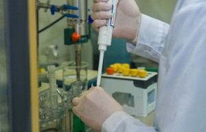 聚氨酯海绵高效增硬剂如何显著缩短海绵熟化时间并提高生产线整体周转效率